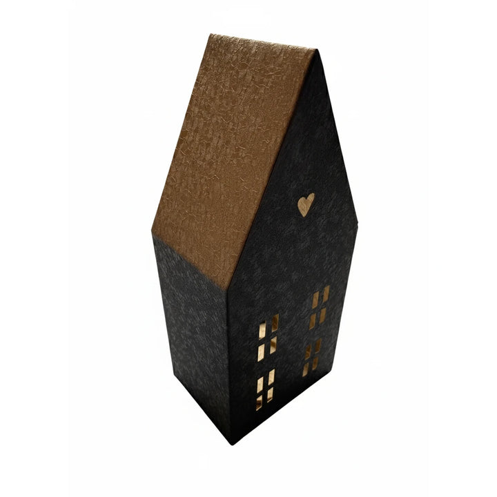Das Alsaba Home Lichthaus für Kerzen aus Metall in Schwarz-Gold ist ein dekoratives, hausförmiges Windlicht mit ausgeschnittenen Fenstern und einem Herzmotiv am Dach.