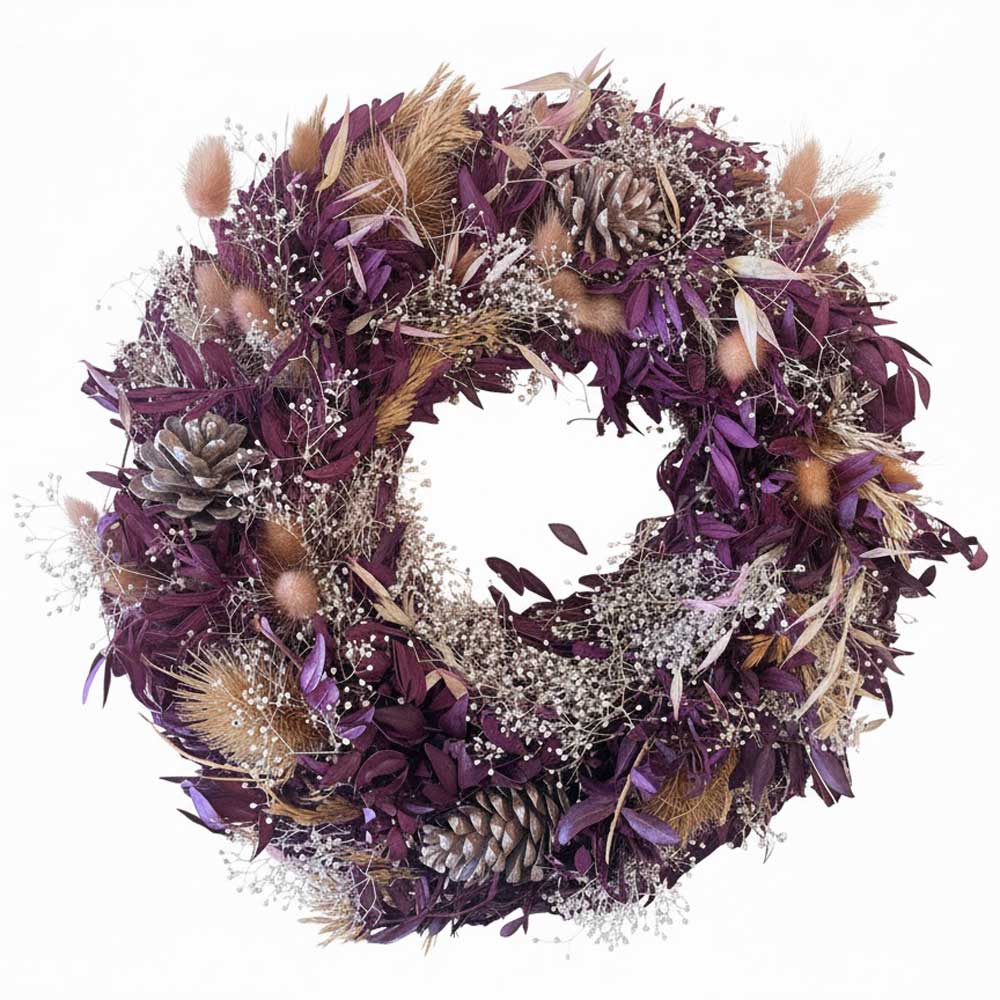 Alsaba Home - Deko Kranz Herbst: Ein dekorativer Kranz mit lila Blättern, getrockneten Gräsern, weißem Schleierkraut und Tannenzapfen, kreisförmig angeordnet auf weißem Hintergrund.