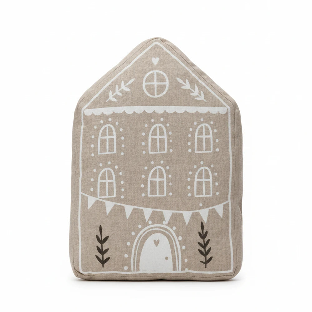 Alsaba Home - Dekokissen Hausform Lebkuchenhaus Beige: Beigefarbenes Kissen in Hausform mit weißen Motiven, die Fenster, eine Tür, Pflanzen und Wimpel auf der Vorderseite zeigen.