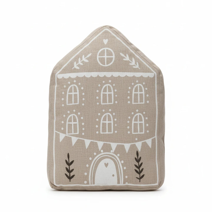 Alsaba Home - Dekokissen Hausform Lebkuchenhaus Beige: Beigefarbenes Kissen in Hausform mit weißen Motiven, die Fenster, eine Tür, Pflanzen und Wimpel auf der Vorderseite zeigen.
