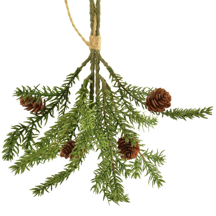 Der Alsaba Home Künstlicher Tannenzweig mit Zapfen (28 cm) ist ein künstlicher, immergrüner Zweig mit kleinen Tannenzapfen, der mit einer Schnur zusammengebunden ist und nach unten hängen soll.