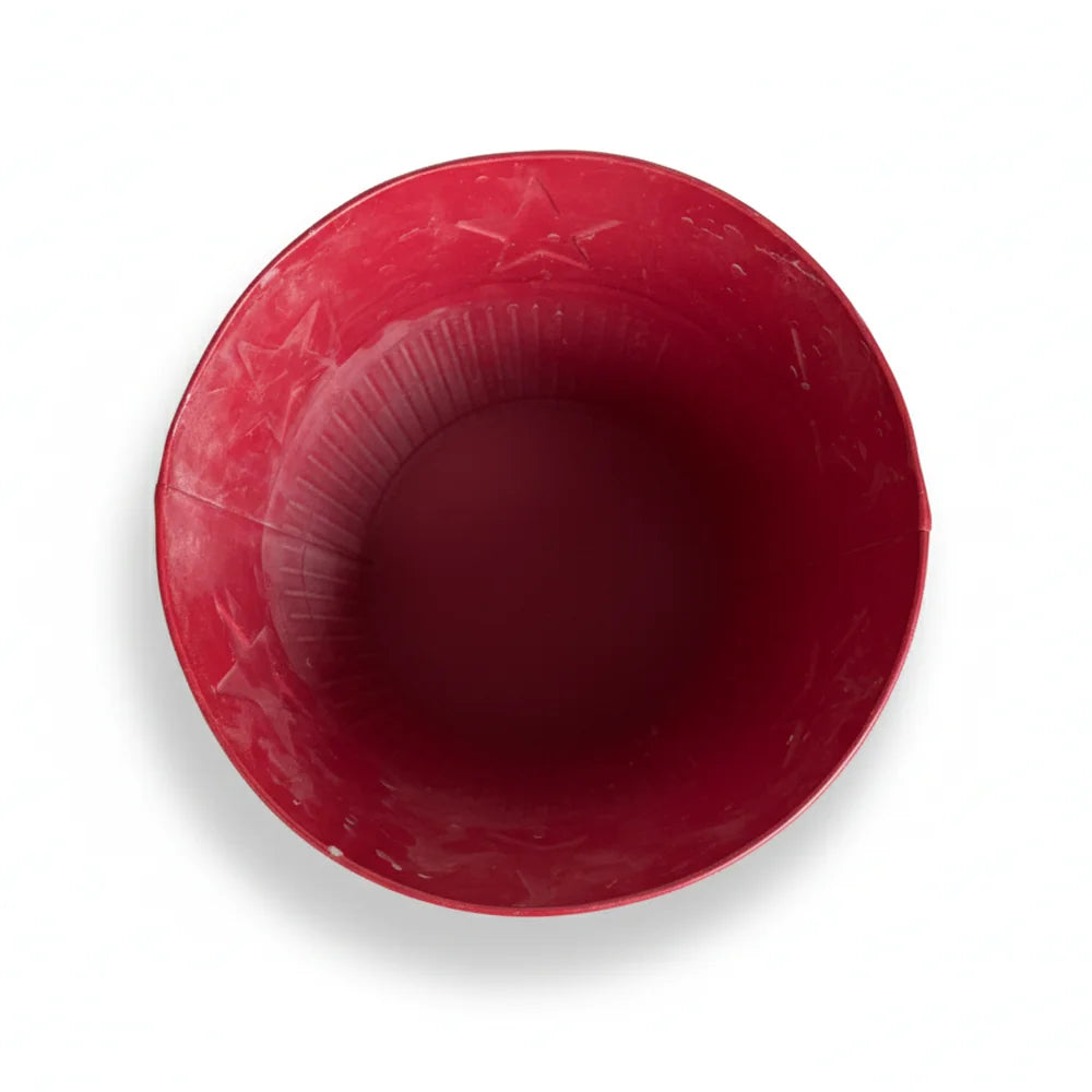 Ansicht von oben auf den Alsaba Home - Metall Übertopf Weihnachten Rot, ein roter Weihnachtsübertopf aus Metall mit Sternmustern im Inneren, vor weißem Hintergrund.