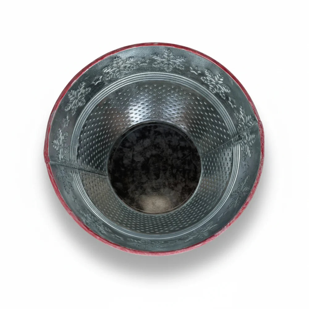 Ansicht von oben auf den Alsaba Home - Metall Übertopf Weihnachten Rot, einen leeren roten Metallübertopf mit einem dekorativen Blumenmuster am Rand.