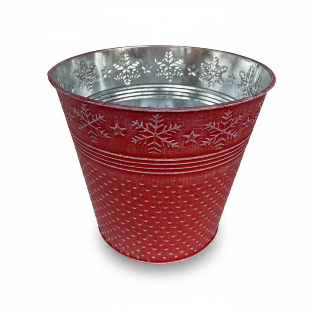 Der Alsaba Home - Metall Übertopf Weihnachten Rot ist ein roter Metallübertopf mit geprägtem Schneeflockenmuster, einer strukturierten Oberfläche, metallischem Innenleben und festlichem Winterdesign.