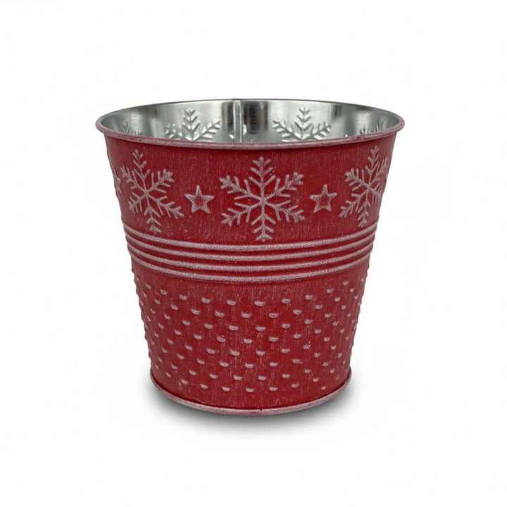 Der Alsaba Home Metall Übertopf Weihnachten Rot ist ein roter Metalleimer mit weißen Schneeflocken- und Sternmustern, dekorativen horizontalen Linien und einem strukturierten Punktedesign auf der unteren Hälfte.
