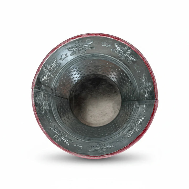 Draufsicht auf den Alsaba Home - Metall Übertopf Weihnachten Rot, einen dekorativen Übertopf aus Metall mit floralen Perforationen und rotem Rand vor weißem Hintergrund.