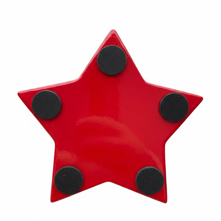 Ein roter, sternförmiger Kerzenständer aus Metall von Alsaba Home mit fünf runden schwarzen Pads - eins an jeder Spitze - auf weißem Hintergrund.