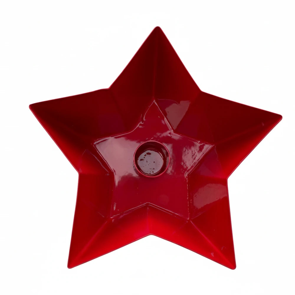 Ein roter, sternförmiger Kerzenhalter aus Metall, Alsaba Home - Sternförmiger Kerzenhalter aus Metall in Rot, von oben gesehen auf weißem Hintergrund.
