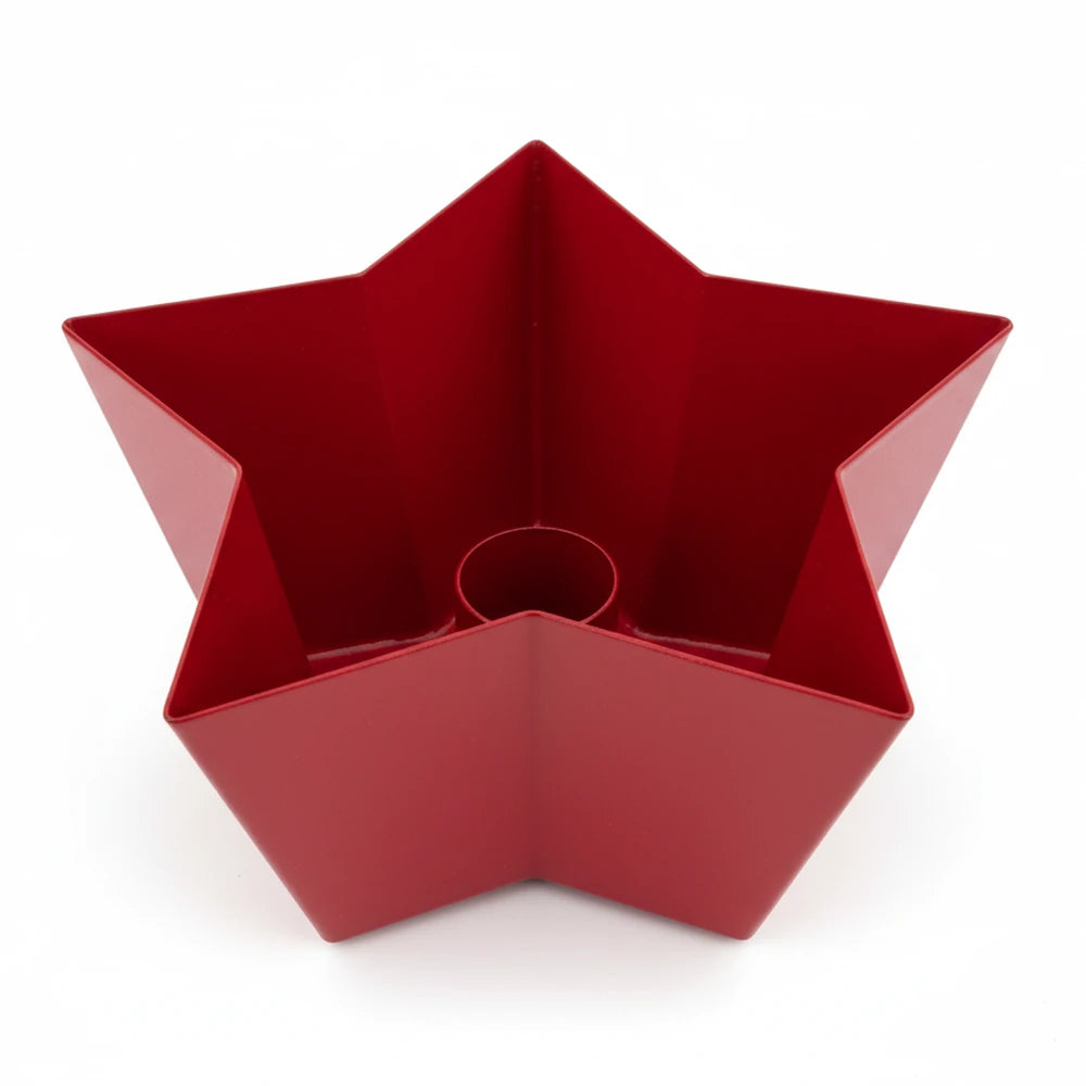 Roter, sternförmiger Kerzenhalter aus Metall "Alsaba Home", von oben gesehen auf weißem Hintergrund.