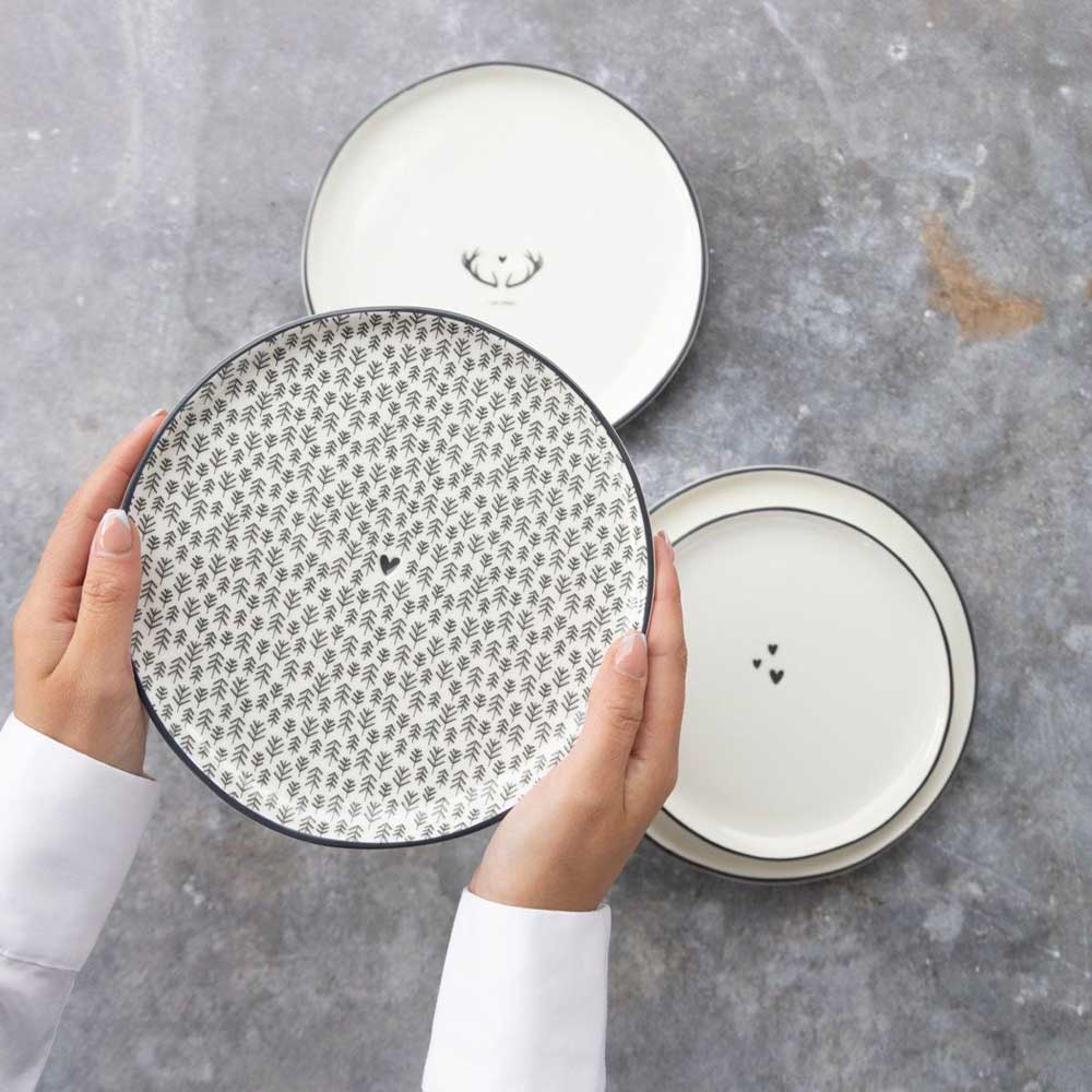 Eine Person hält einen Bastion Collections - Dessertteller Geweih oh Deer mit einem Smiley darauf.