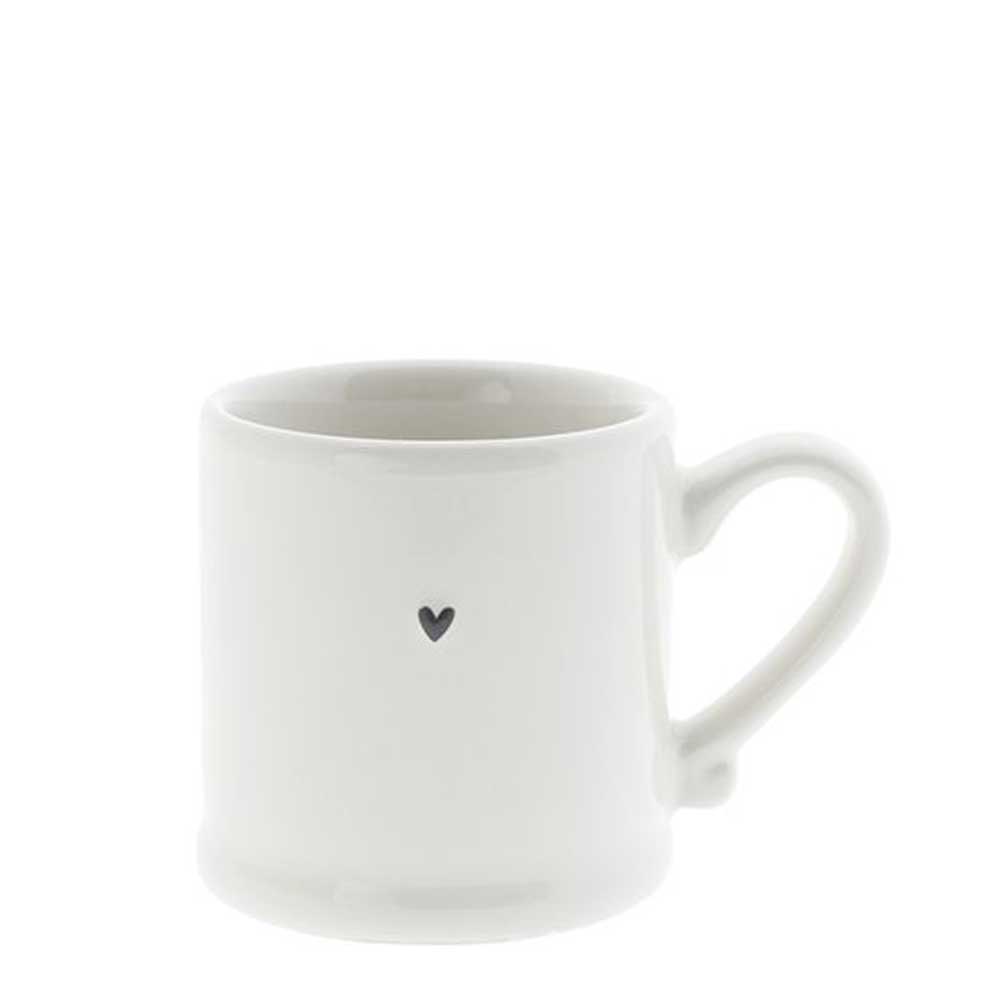 Eine weiße Bastion Collections - Espresso Little Heart Tasse, perfekt als Geschenk oder Espressotasse.