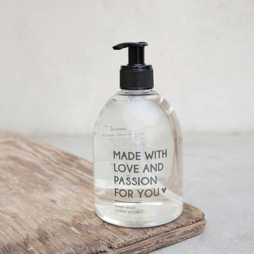 Klare Pumpflasche Bastion Collections - Handseife Zedernholz 500ml transparent mit der Aufschrift „Made with Love and Passion for You“ auf verwitterter Holzoberfläche.