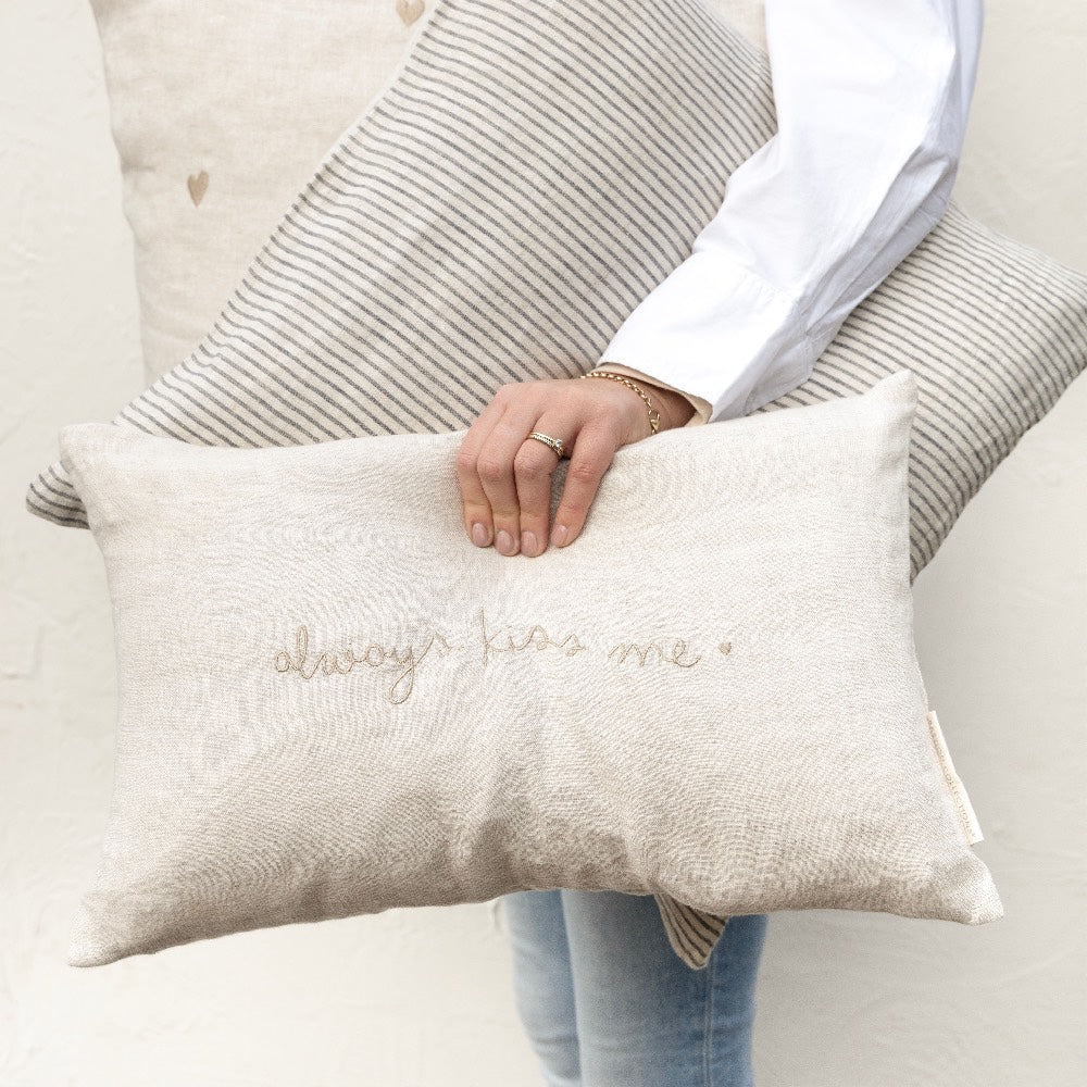 Kissen 'Always kiss me' aus Leinen