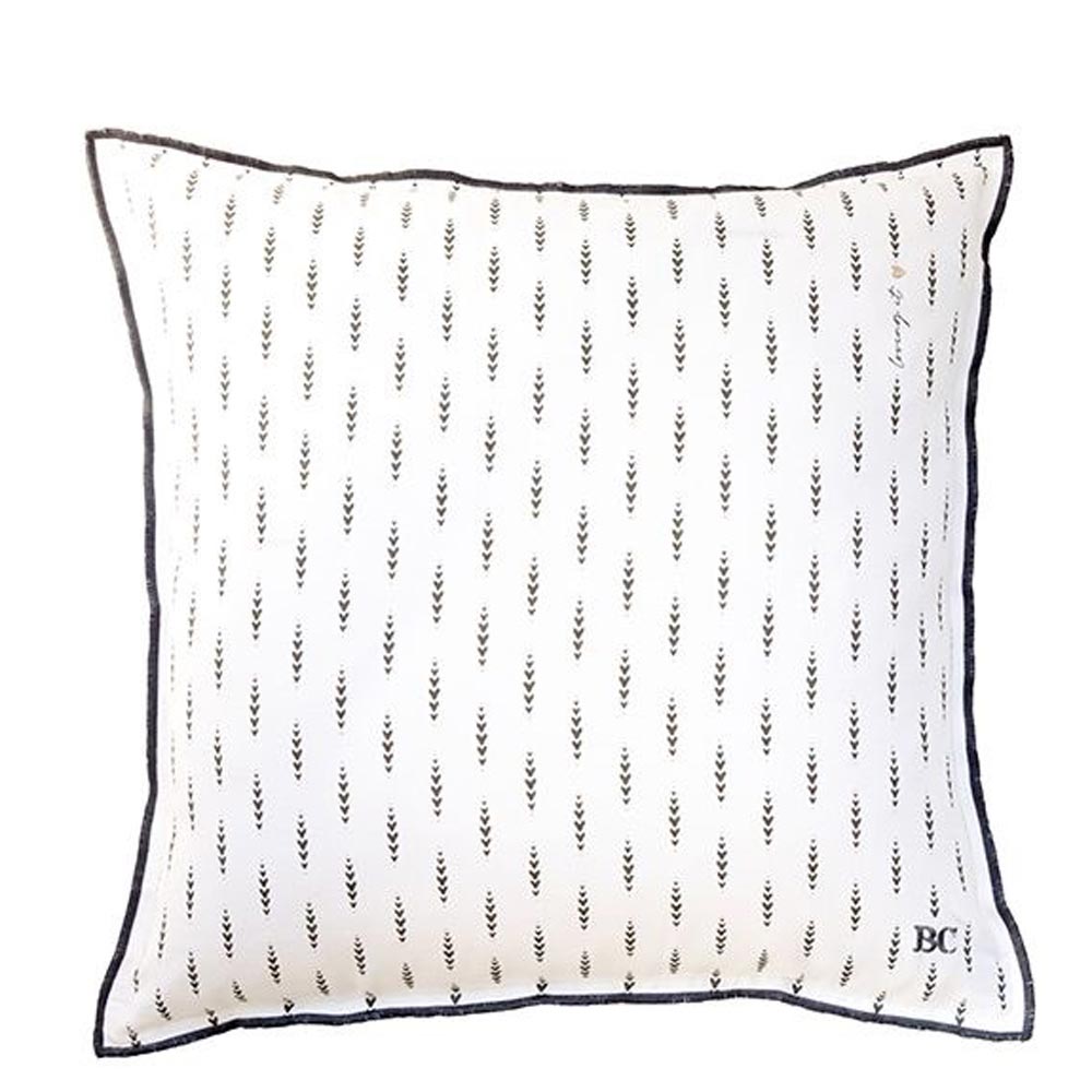 Quadratischer weißer Kissenbezug von Bastion Collections mit vertikalem Muster aus kleinen schwarzen Blättern und schwarzer Paspel, 50 x 50 cm.