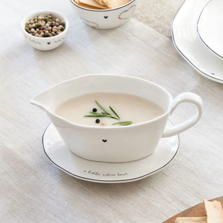 Bastion Collections – Ovaler Teller Klein Weiß – mit Herz in Schwarz