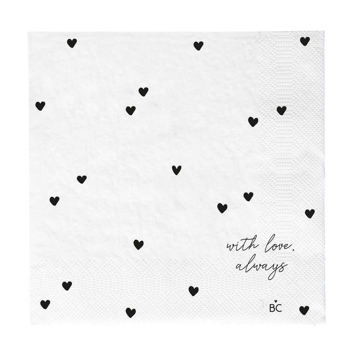 Eine weiße Serviette mit schwarzem Herzmuster und dem Text „with love, always“ in Schreibschrift sowie den Initialen „BC“ unten rechts. Dies ist Teil des Bastion Collections - Papierservietten-Sets „With love always“ (20 Stück).