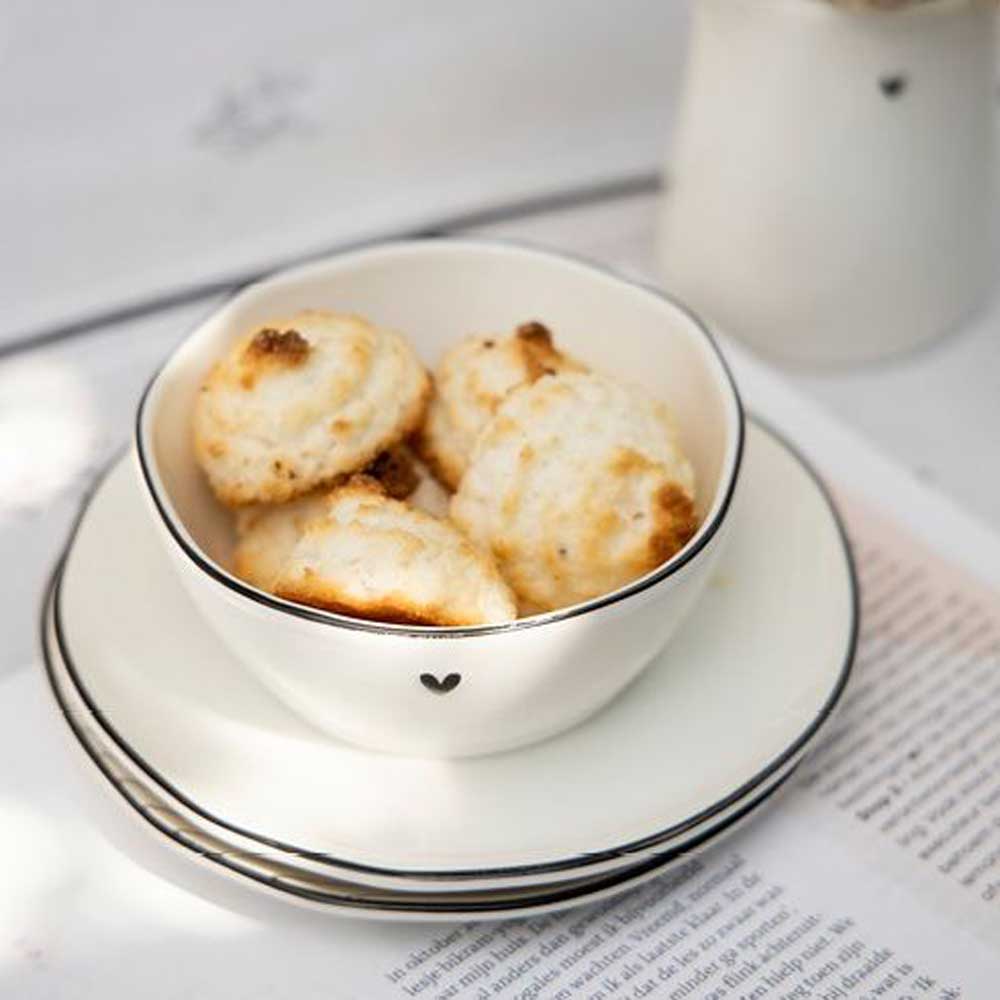 A Bastion Collections – Schale Sauce Herz auf einem Teller neben einem Buch.