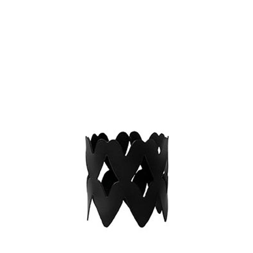 Der Serviettenring „Hearts“ von Bastion Collections ist ein schwarzer Halter mit gewellten Kanten und herzförmigen Ausschnitten, der aufrecht vor einem weißen Hintergrund präsentiert wird.