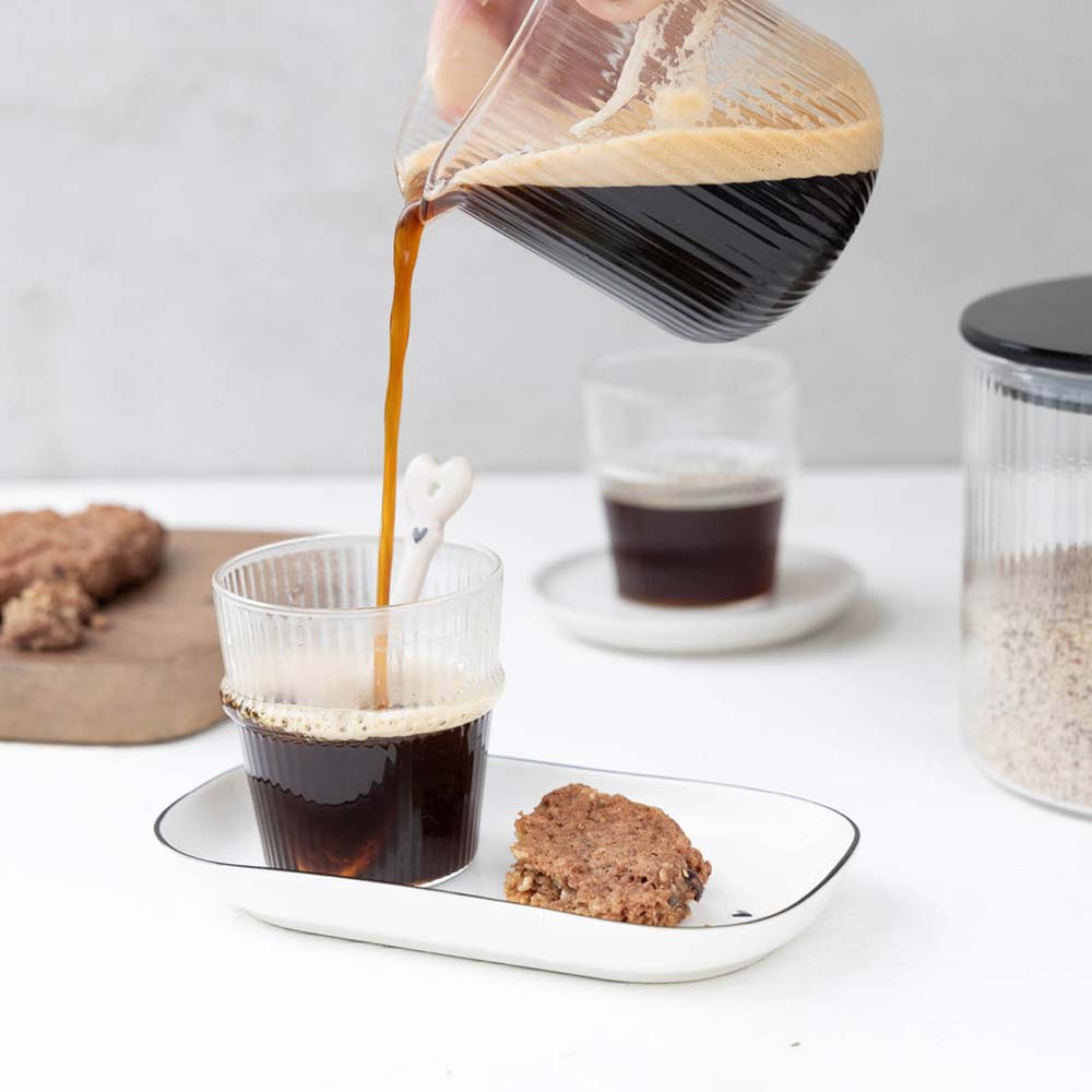 Kaffee in eine Tasse mit Keksen auf einer Bastion Collections - Tablett Oval xs mit Herz einschenken.