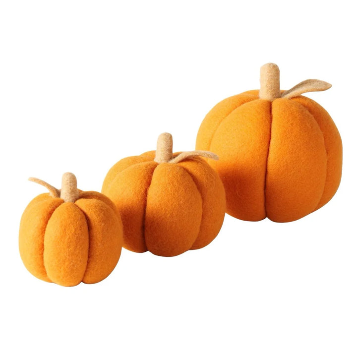 Das Boltze Dekokürbis Tikva Filz Orange 3er-Set zeigt drei orangefarbene Filzkürbisse in verschiedenen Größen, die in einer Reihe auf weißem Hintergrund angeordnet sind.