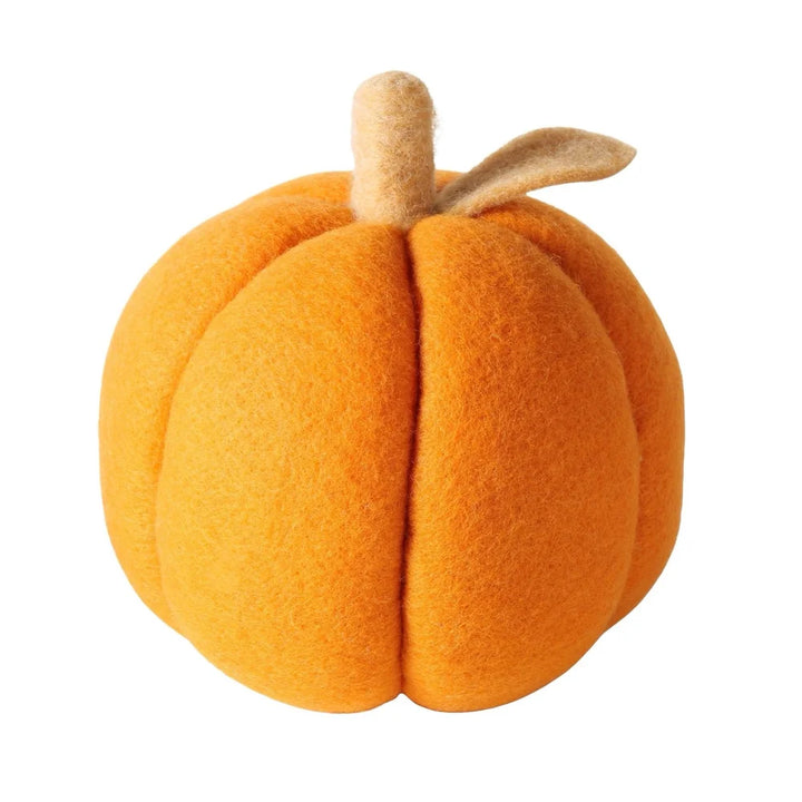 Boltze - Dekokürbis Tikva Filz Orange 3er-Set: Drei orangefarbene Filzkürbisse mit beigen Filzstielen und Blättern auf weißem Hintergrund.