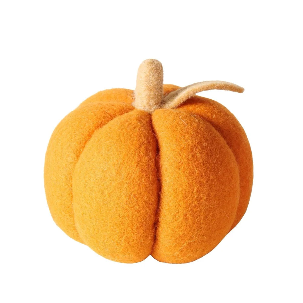 Das Boltze Dekokürbis Tikva Filz Orange 3er-Set zeigt kleine orangefarbene Filzkürbisse mit beigen Filzstielen und -rippen auf weißem Hintergrund.