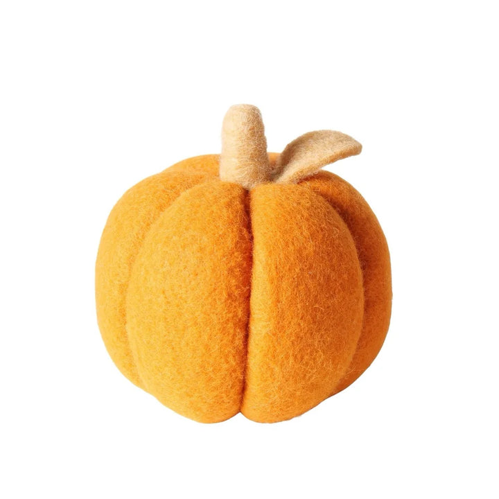 Das Boltze Dekokürbis Tikva Filz Orange 3er-Set enthält weiche, orangefarbene Filzkürbisse mit hellbraunen Stielen und Blättern, perfekt für die Herbstdekoration.