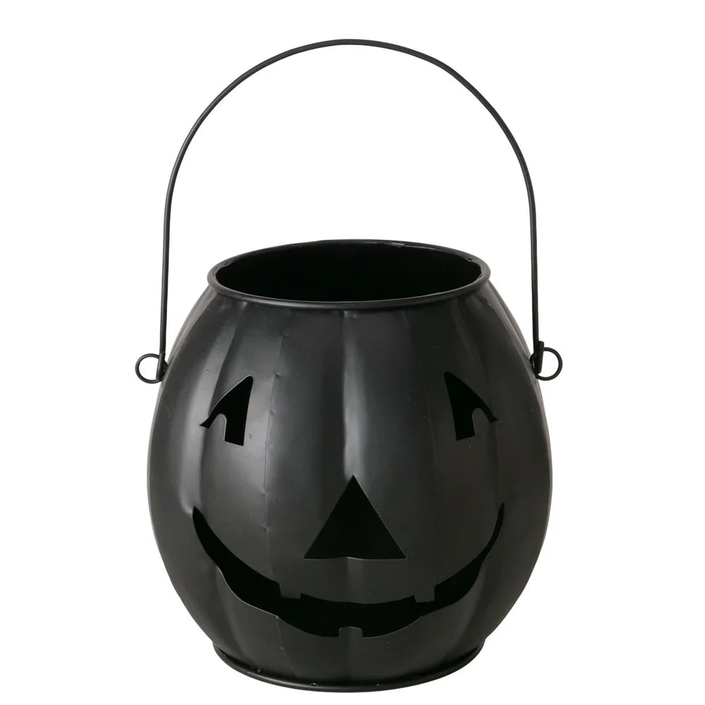 Das Boltze Halloween Windlicht Grimasi schwarzer Kürbis ist ein schwarzer Metalleimer in Kürbisform mit einem geschnitzten Kürbisgesicht und einem dünnen Metallgriff.