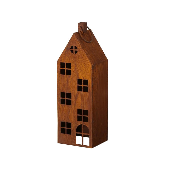 Das Boltze Laterne Alba Rost Deko Haus Mega 2er-Set besteht aus dekorativen Metalllaternen in Form von hohen Häusern mit ausgeschnittenen Fenstern und Griffen an der Oberseite, die vor einem weißen Hintergrund gezeigt werden.