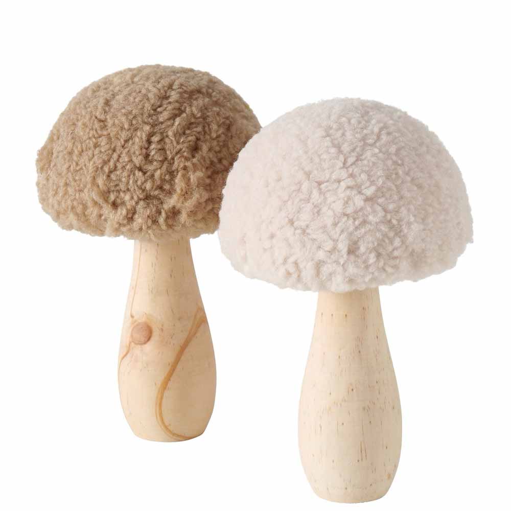 Der Boltze - Pilz Deko Teddy besteht aus zwei dekorativen pilzähnlichen Artikeln mit Holzstielen und strukturierten Kappen, erhältlich in Beige und Weiß, auf einem schlichten Hintergrund.