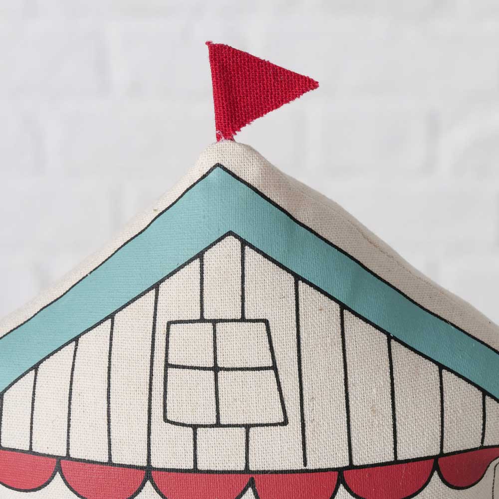 Boltze – Türstopper Beachhouse mit roter Fahne oben auf weißem Hintergrund.