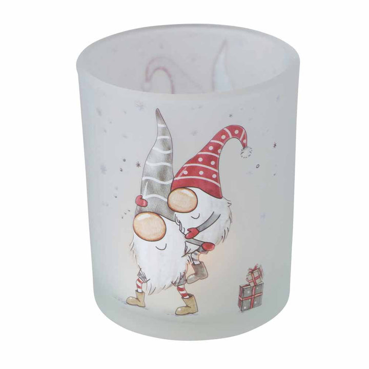 Boltze - Windlicht Wichtel Bambi 2er-Set: Ein bezauberndes Kerzenhalter-Set mit einem festlichen Design mit zwei Wichteln in Winterkleidung, begleitet von einem kleinen Stapel Geschenke.