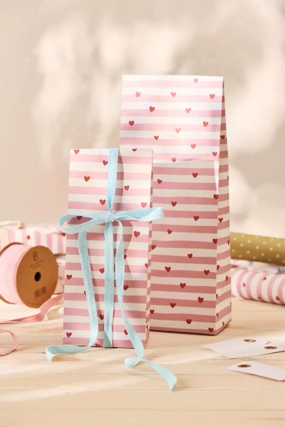 Ib Laursen - Buntfalttüte rote Herzen, rosa Streifen Medium