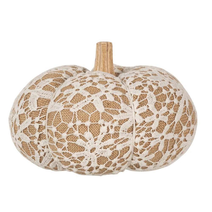 Ein großer, 20 cm großer Kürbis von Clayre &amp; Eef mit einer Sackleinenstruktur mit weißer Spitzenauflage und braunem Stiel.