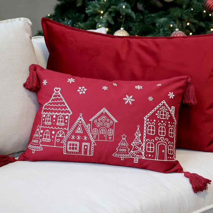 Chic Antique - Aix Kissenbezug mit Quasten & Häusern, L50/B35 cm cherry