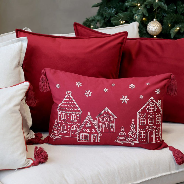 Chic Antique - Aix Kissenbezug mit Quasten & Häusern, L50/B35 cm cherry