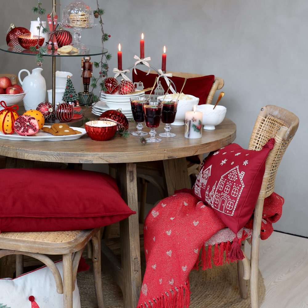 Chic Antique - Aix Kissenbezug mit Quasten & Häusern, L50/B35 cm cherry