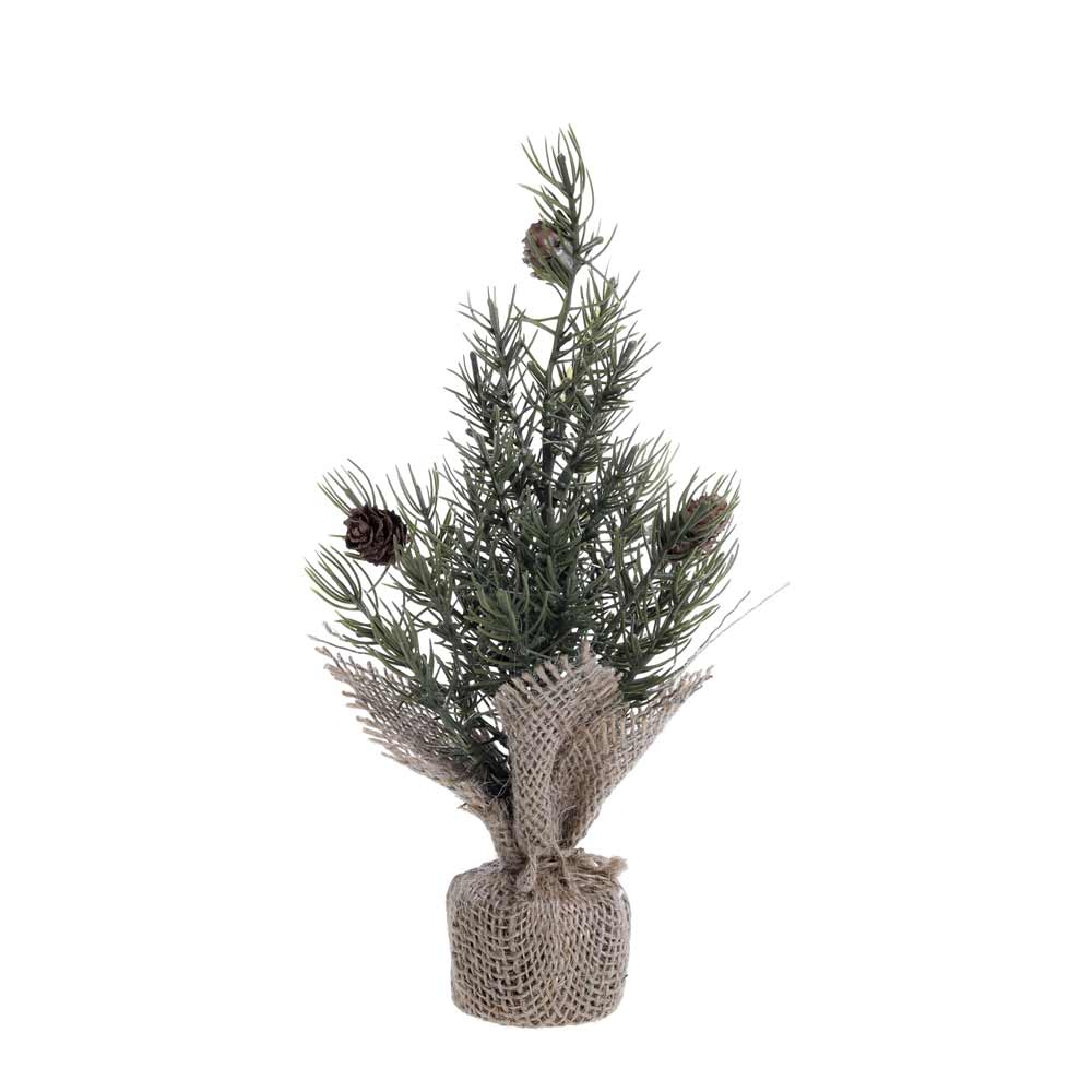 Ein Chic Antique - Fleur Tannenbaum mit einer Größe von 25 cm verfügt über drei dekorative Tannenzapfen und ist an der Basis elegant mit Sackleinenstoff umwickelt.