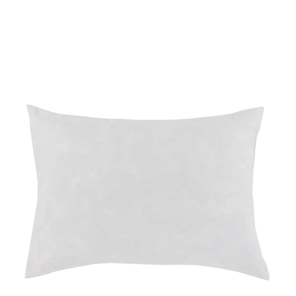 Ein Chic Antique Innenkissen mit Entenfedern und Daunen, rechteckig und schlicht weiß, vor weißem Hintergrund.