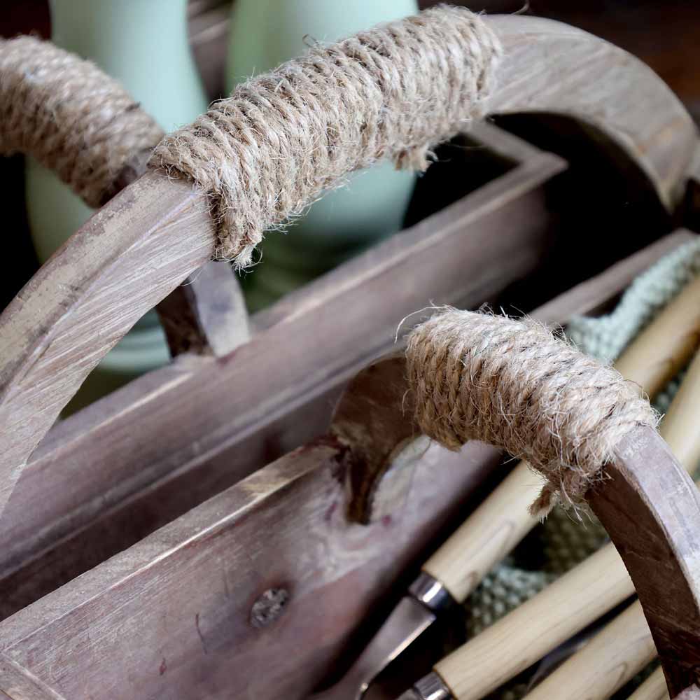 Der Chic Antique – Kasten mit Handgriff und 2 Kisten verfügt über ein Holzdesign mit seilumwickelten Griffen, perfekt zur Aufbewahrung von Pinseln und hellgrünen Flaschen.