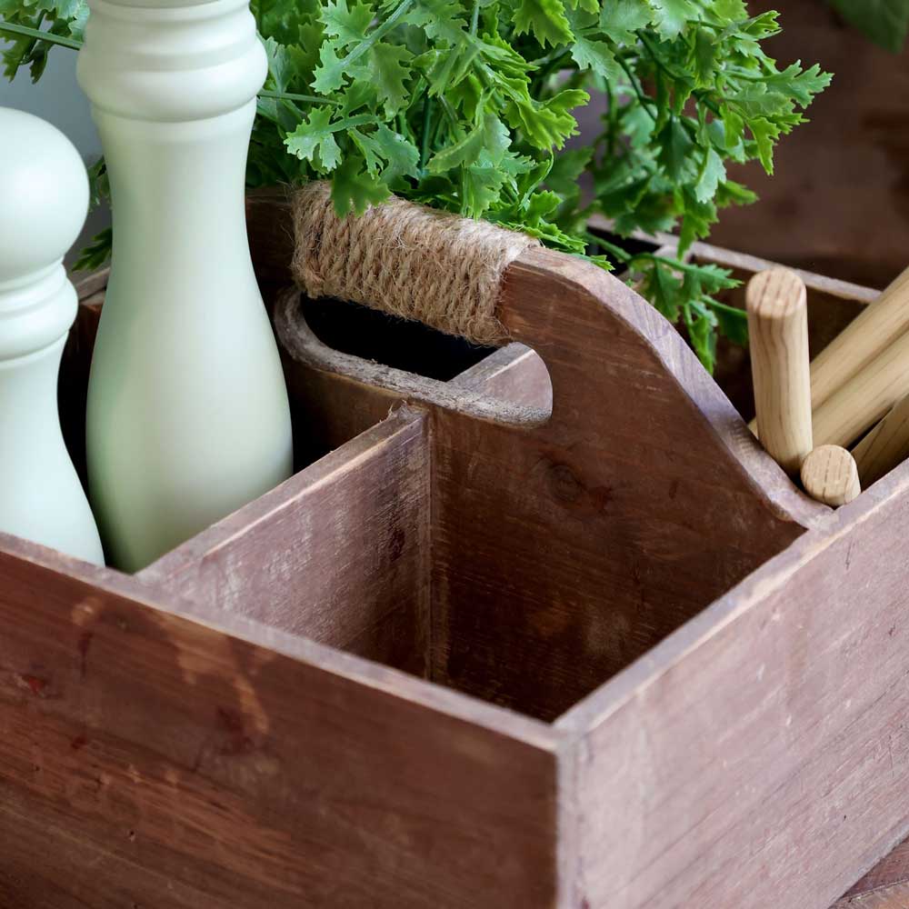 Der „Chic Antique – Kasten mit Handgriff und 4 Fächern“ ist eine Holzkiste mit Fächern, die zwei weiße Flaschen, Bambusstäbe, saftig grüne Petersilie und einen Seilgriff enthält.