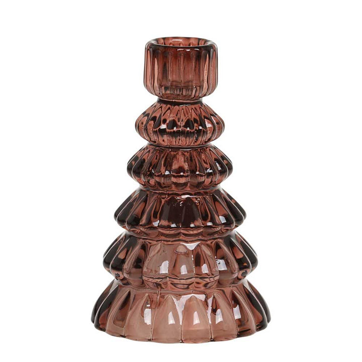 Der "Chic Antique - Kerzenständer Tannenbaum Cherry" ist ein brauner, gerippter Glasartikel mit einem gestuften Design, das einer stilisierten Baumform ähnelt.