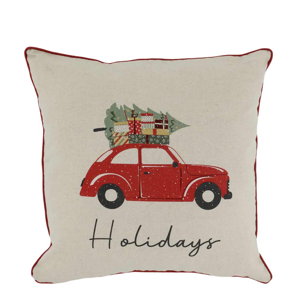 Ein dekorativer Kissenbezug von Chic Antique mit der Illustration eines roten Autos, das einen Weihnachtsbaum transportiert, darunter ist das Wort „Holidays“ aufgedruckt. Das Design befindet sich auf einem 50 x 50 cm großen Leinenstoff.