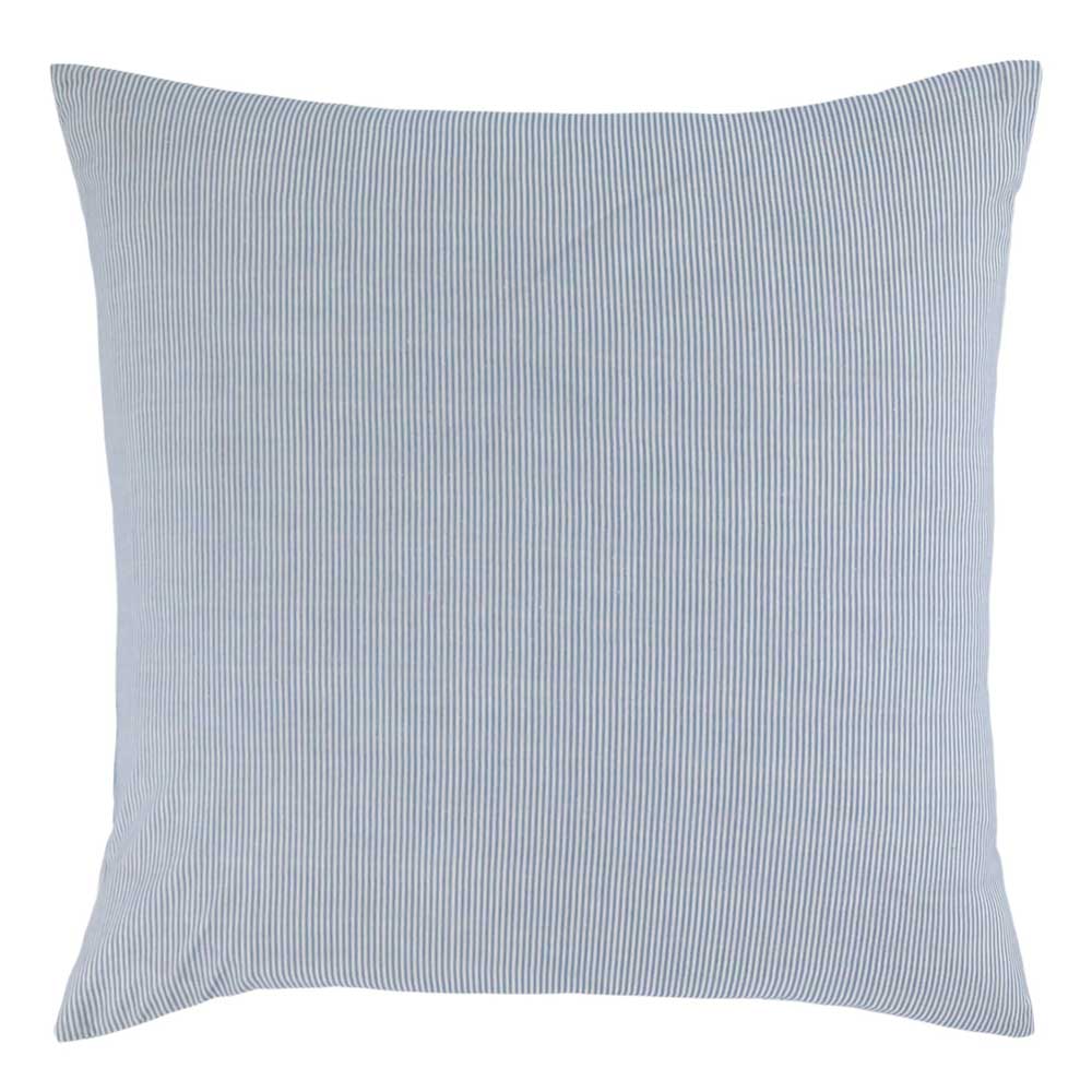 Der Chic Antique - Kissenbezug Maritimes Streifenmuster ist ein quadratischer Kissenbezug mit einem hellblau-weißen Nadelstreifenmuster auf weißem Hintergrund.