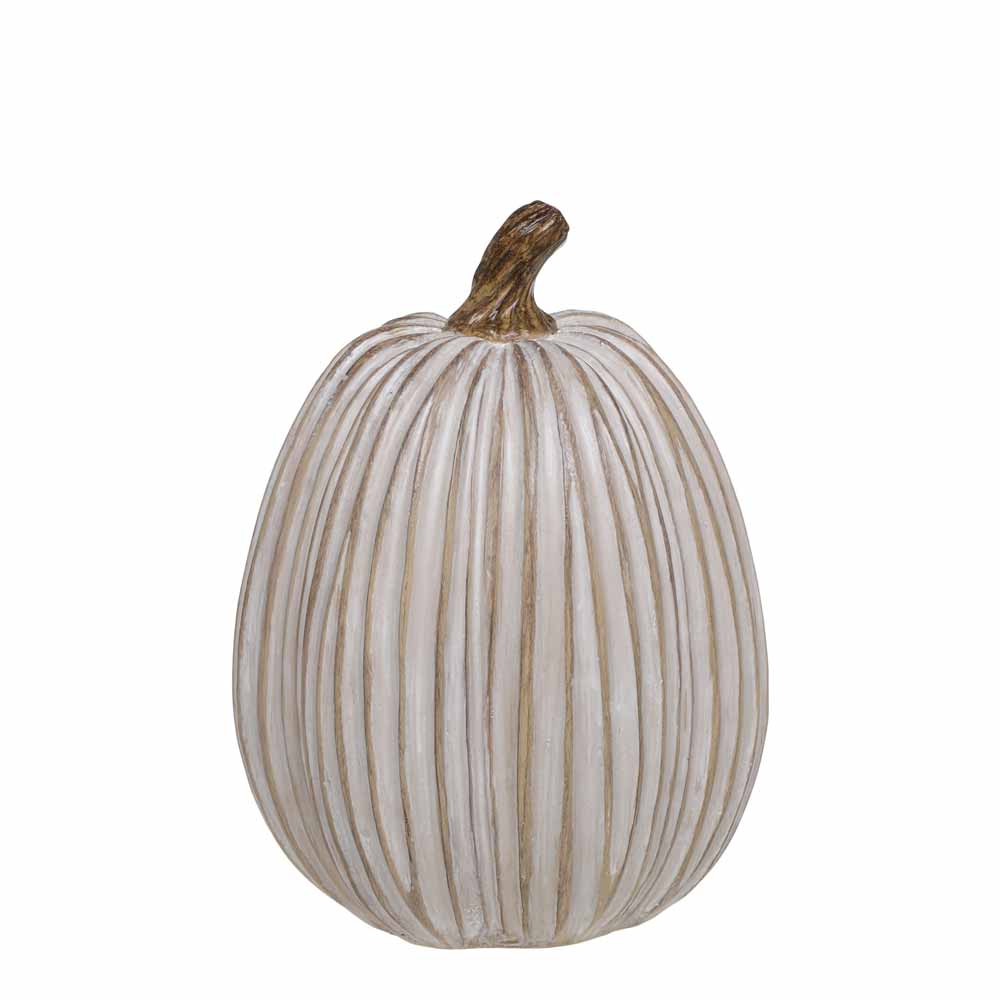 Der Chic Antique - Kürbis Deko Creme ist ein dekorativer weißer Kürbis mit senkrechten Rillen und braunem Stiel vor einem schlichten weißen Hintergrund.
