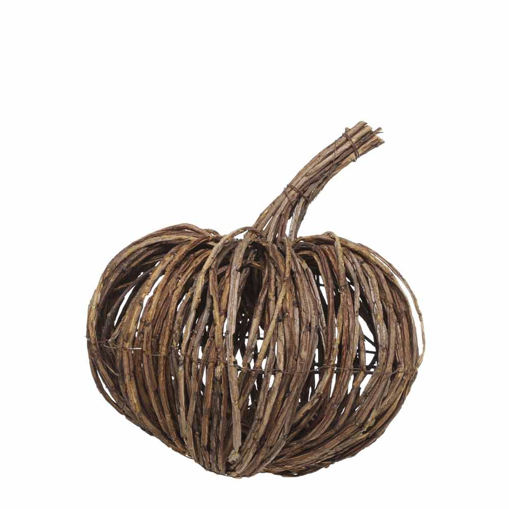 Der Chic Antique - Kürbis Rattan ist ein dekorativer Kürbis aus ineinander verschlungenen braunen Rattanzweigen mit einem kurzen, gebogenen Stiel.