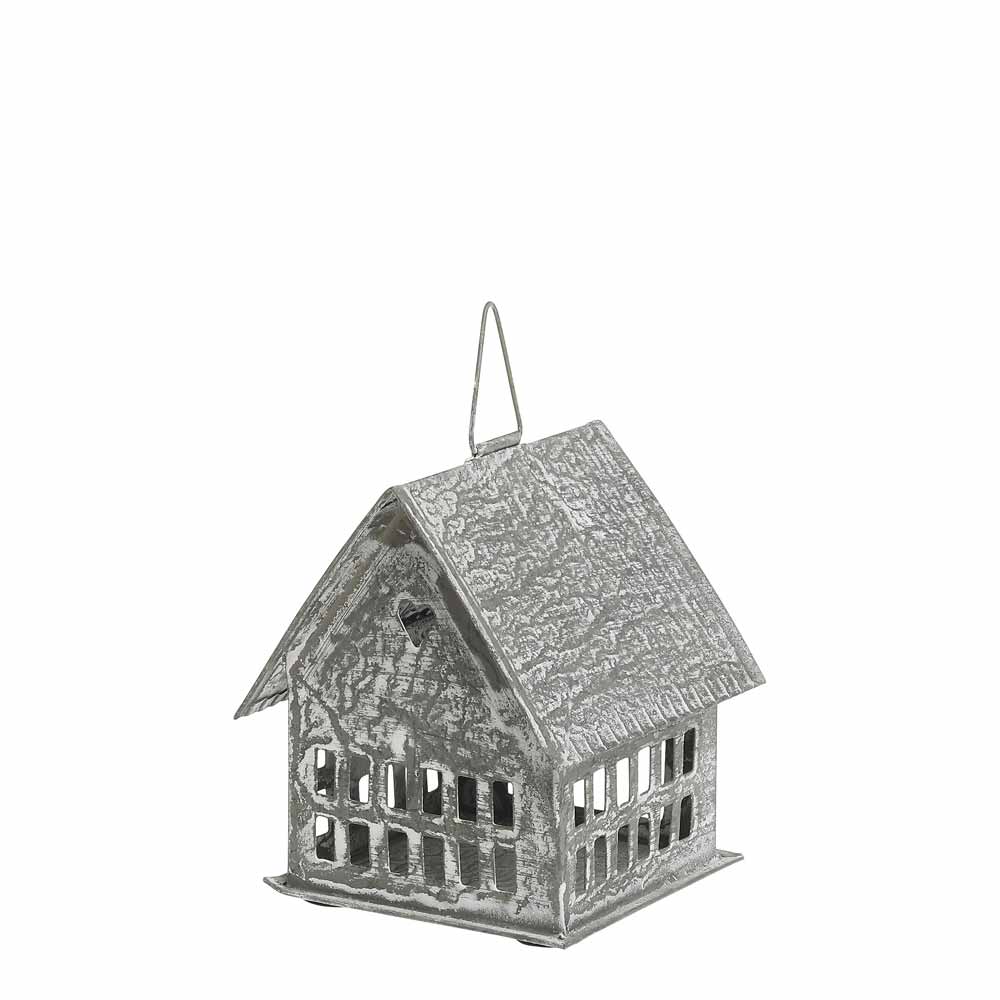 Das Chic Antique Lichthaus zum Aufhängen, aus Metall mit antikem Zink-Finish gefertigt, ist ein bezauberndes Vogelhäuschen in Form eines Hauses mit offenen Fenstern und schrägem Dach, komplett mit einer Schlaufe oben zum einfachen Aufhängen.