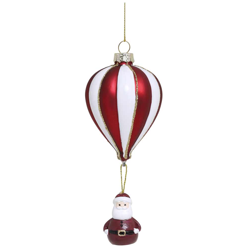 Wir präsentieren das Weihnachtsornament von Chic Antique: ein Heißluftballon mit roten und weißen Streifen, an dessen Unterseite eine bezaubernde Weihnachtsmannfigur baumelt.