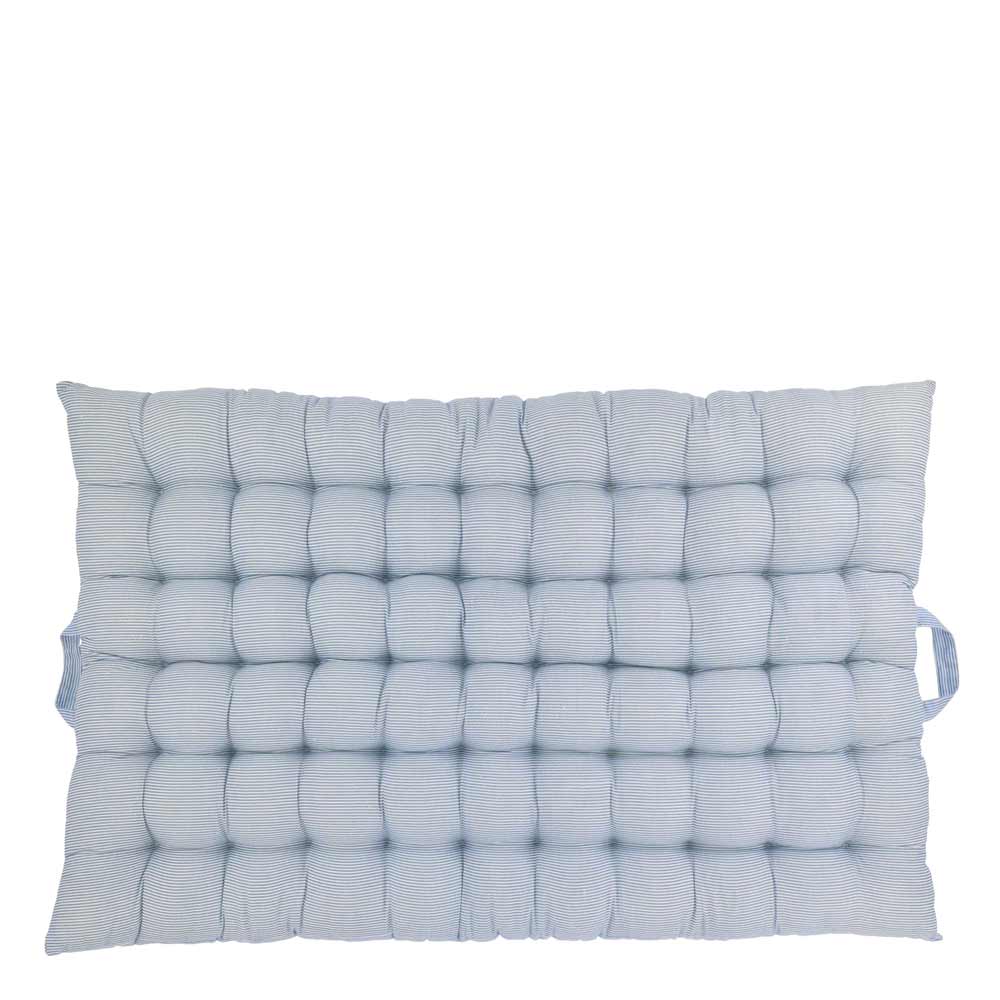 Ein rechteckiges Chic Antique Bodenkissen mit hellblauem maritimen Streifenmuster und getuftetem Design, mit zwei Stoffgriffen an den kürzeren Seiten, von oben abgebildet.