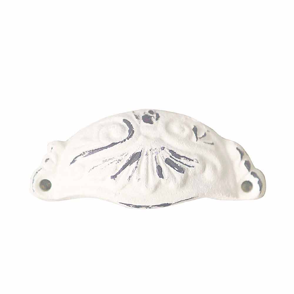 Ein Chic Antique - Möbelgriff Shabby Vintage mit kunstvollem, verwittertem Design und zwei Schraublöchern auf jeder Seite.